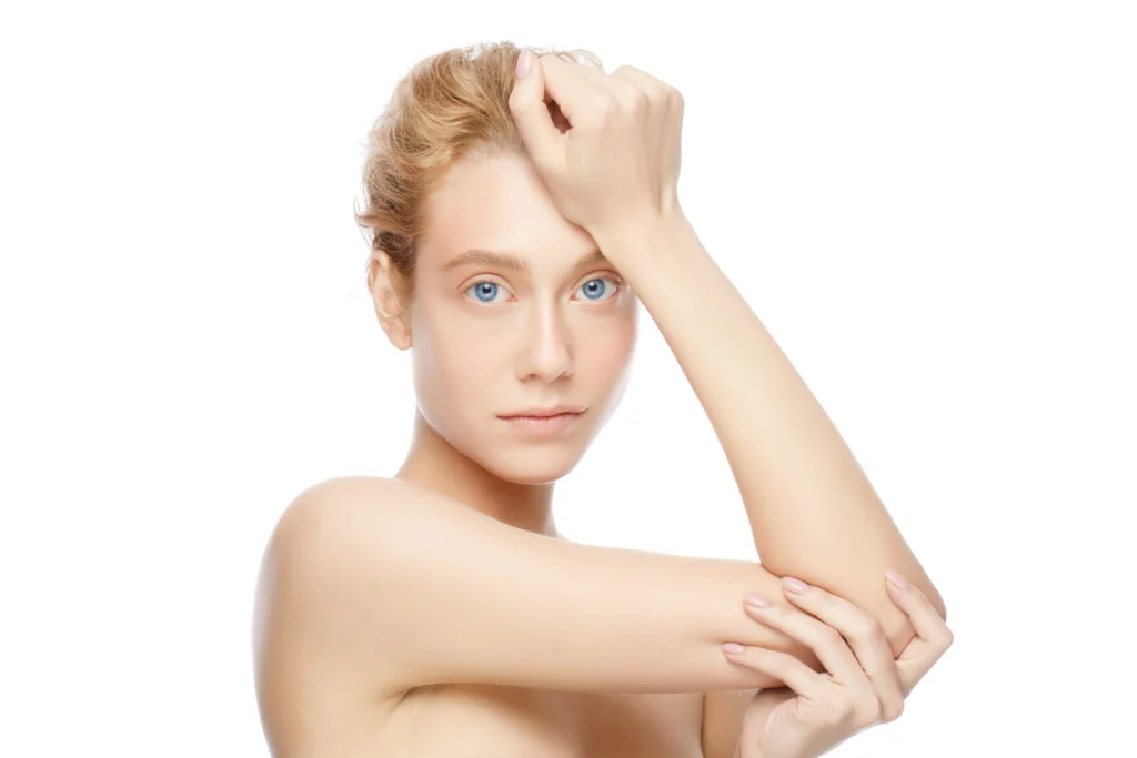 Image of toned upper arms with good skin elasticity, ideal candidate for arm liposuction